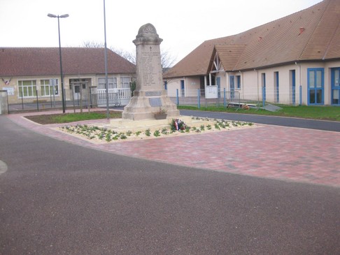 Lire la suite à propos de l’article Mise en valeur du Monument aux Morts (secteur Saint-Manvieu)